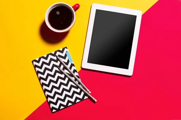 スマートフォンとコーヒーカップ付きのモダンな赤オフィスデスクテーブル. — ストック写真