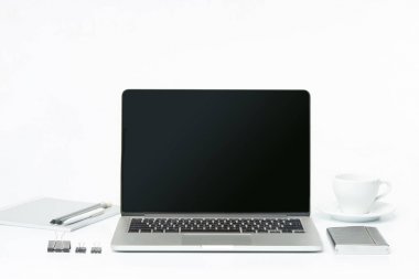 Defter ve kahve önden görünümü. İlham ve mock-up kavramı
