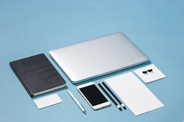 Laptop, długopisy, telefon, Uwaga z pustego ekranu na stole — Zdjęcie stockowe