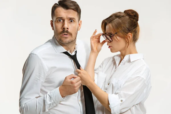 The business man and woman communicating on a gray background — Stock Photo, Image