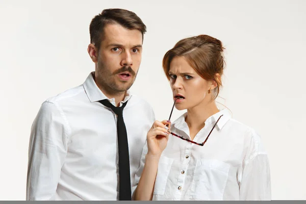 The business man and woman communicating on a gray background — Stock Photo, Image