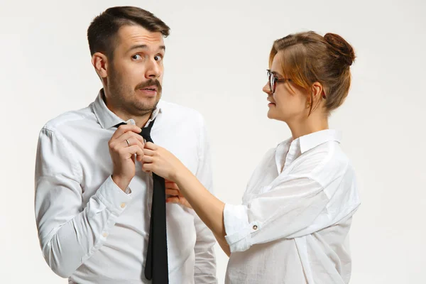 L'uomo e la donna d'affari che comunicano su uno sfondo grigio — Foto Stock