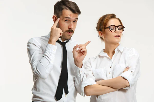 El hombre y la mujer de negocios que se comunican sobre un fondo gris — Foto de Stock