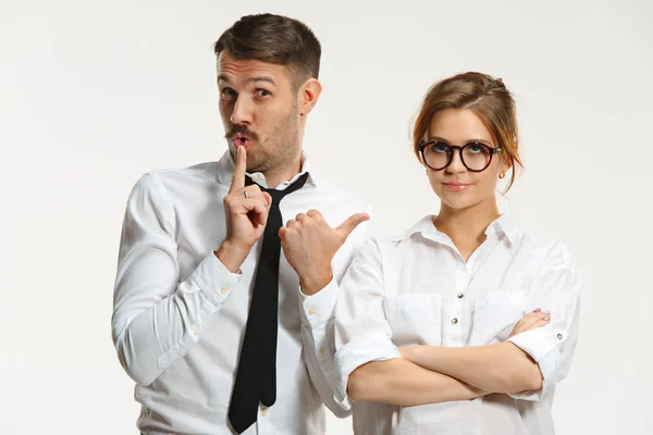 The business man and woman communicating on a gray background — Stock Photo, Image
