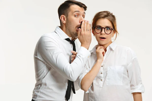 L'homme d'affaires et la femme communiquant sur un fond gris — Photo