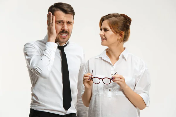 L'uomo e la donna d'affari che comunicano su uno sfondo grigio — Foto Stock