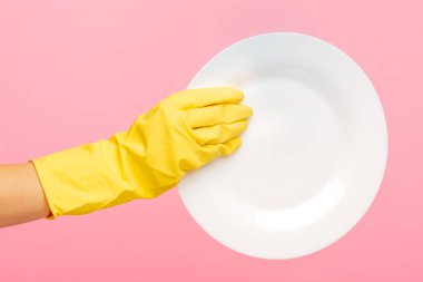 Elinde bir tabak yıkama sarı koruyucu eldivenler