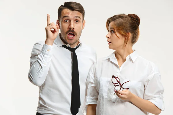 The business man and woman communicating on a gray background — Stock Photo, Image