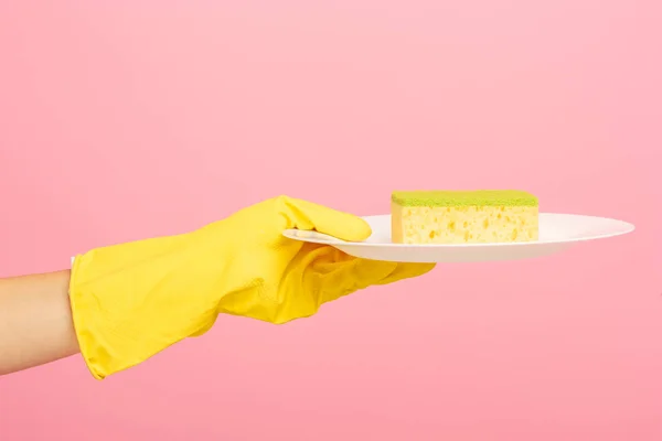 Manos en guantes protectores amarillos lavando un plato — Foto de Stock