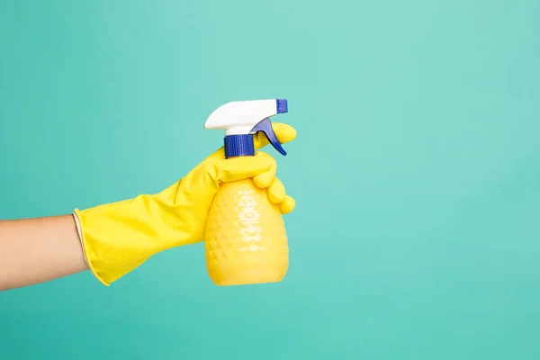 Imagen de cerca de un aerosol de limpieza de la casa sobre un fondo azul — Foto de Stock