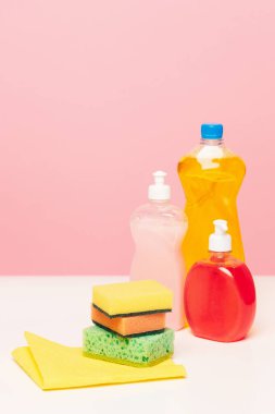 Temizlik malzemeleri renkli arka plan üzerinde ile çeşitli şişeler