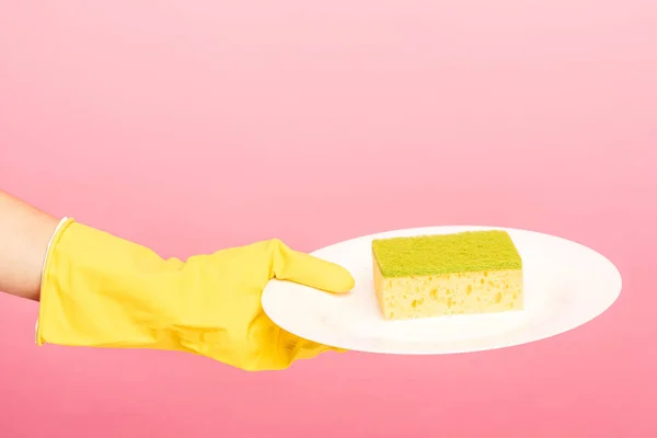 Elinde bir tabak yıkama sarı koruyucu eldivenler — Stok fotoğraf