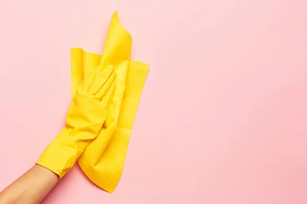 As mulheres limpam as mãos em um fundo rosa. Conceito de limpeza ou limpeza — Fotografia de Stock