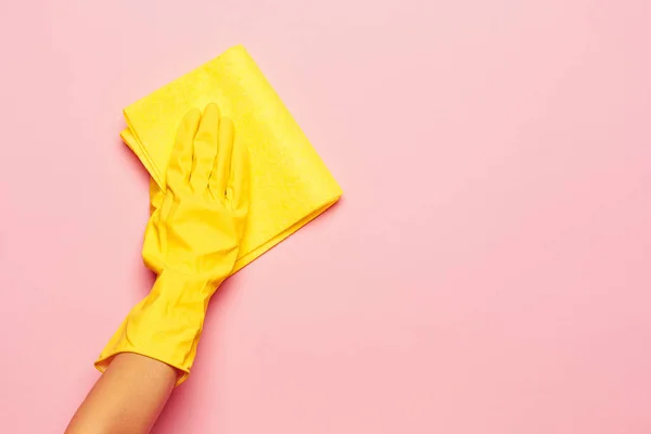 La limpieza de manos de las mujeres sobre un fondo rosa. Concepto de limpieza o limpieza — Foto de Stock