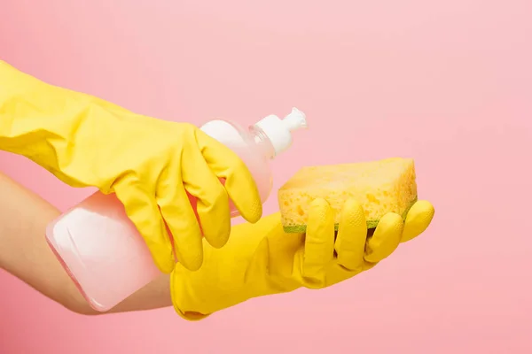 Les femmes nettoient les mains sur un fond rose. Concept de nettoyage ou d'entretien — Photo