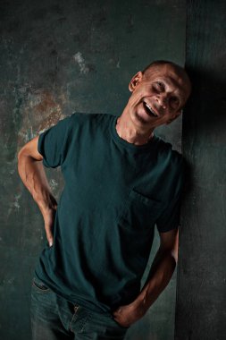 Stüdyoda ayakta endişeli olgun adam