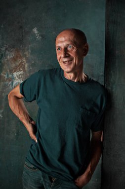 Stüdyoda ayakta endişeli olgun adam