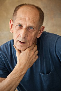 kafasını dokunmadan endişeli olgun adam.