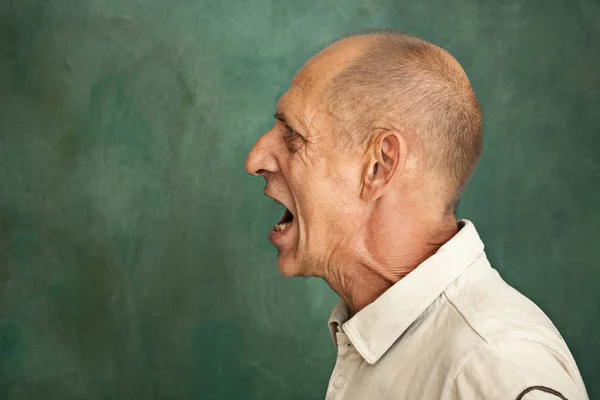 Hombre mayor gritando — Foto de Stock