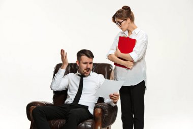 Genç adam ve beyaz arka plan üzerinde ofiste iş elbiseli güzel kadın