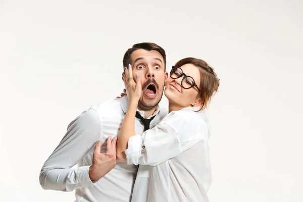 Az üzleti férfi és a nő kommunikál egy szürke háttér — Stock Fotó