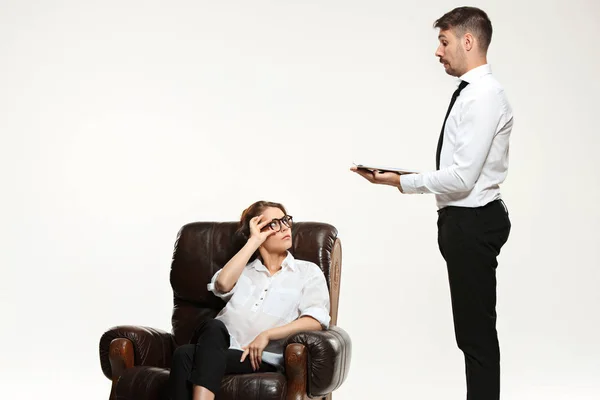 Il giovane uomo e la bella donna in abito da lavoro in ufficio su sfondo bianco — Foto Stock