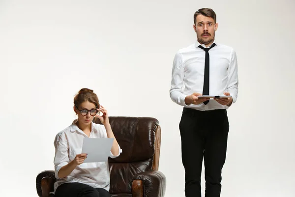 Il giovane uomo e la bella donna in abito da lavoro in ufficio su sfondo bianco — Foto Stock
