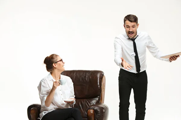 Le jeune homme et belle femme en costume d'affaires au bureau sur fond blanc — Photo