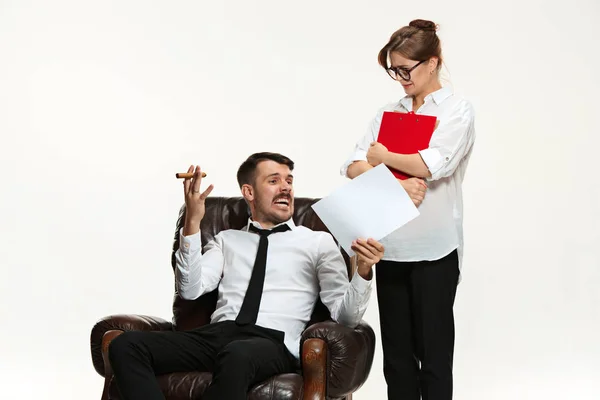 Il giovane uomo e la bella donna in abito da lavoro in ufficio su sfondo bianco — Foto Stock