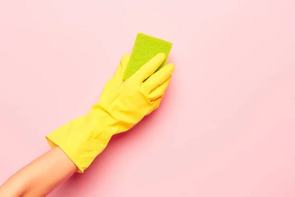 La limpieza de manos de las mujeres sobre un fondo rosa. Concepto de limpieza o limpieza — Foto de Stock
