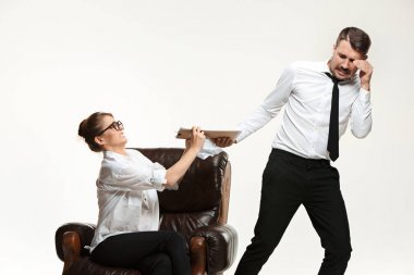 Genç adam ve beyaz arka plan üzerinde ofiste iş elbiseli güzel kadın