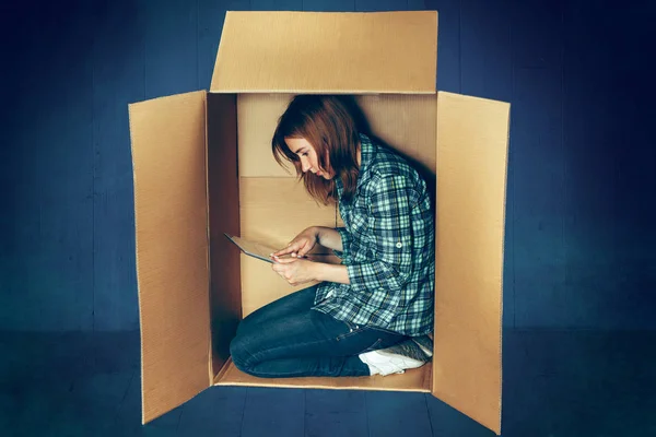 Pojem introvert. Žena sedí v krabici a práci s notebookem — Stock fotografie