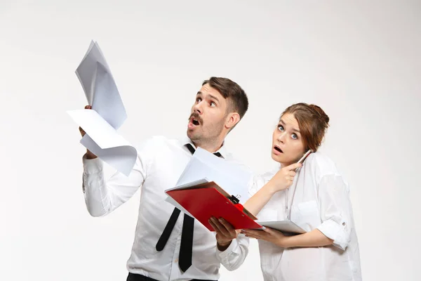 The business man and woman communicating on a gray background — Stock Photo, Image