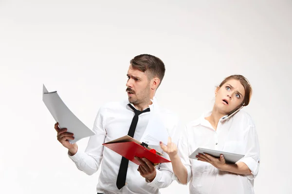 The business man and woman communicating on a gray background — Stock Photo, Image