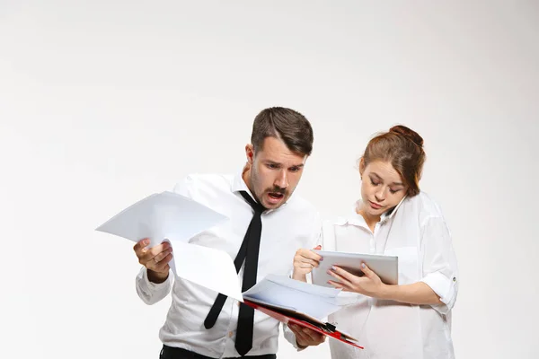 The business man and woman communicating on a gray background — Stock Photo, Image