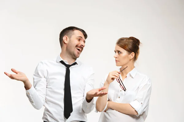 The business man and woman communicating on a gray background — Stock Photo, Image