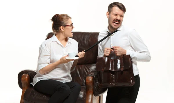 Den unga mannen och vacker kvinna i kostym på kontor på vit bakgrund — Stockfoto