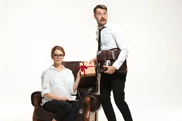 El hombre joven y la mujer hermosa en traje de negocios en la oficina sobre fondo blanco — Foto de Stock