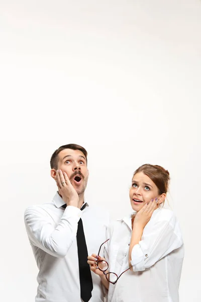 Exitosa pareja de negocios en la oficina mirando hacia arriba — Foto de Stock