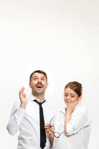 Exitosa pareja de negocios en la oficina mirando hacia arriba —  Fotos de Stock