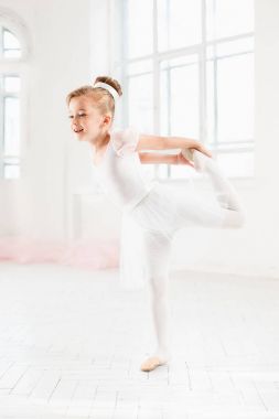 Bir tutu, küçük balerin kız. Çok güzel çocuk beyaz bir stüdyoda klasik bale.