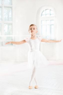 Bir tutu, küçük balerin kız. Çok güzel çocuk beyaz bir stüdyoda klasik bale.