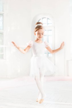 Bir tutu, küçük balerin kız. Çok güzel çocuk beyaz bir stüdyoda klasik bale.