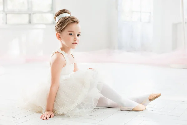 La petite balerina en tutu blanc en classe à l'école de ballet — Photo