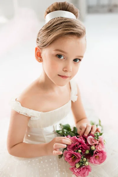 La piccola balerina in tutù bianco in classe alla scuola di balletto — Foto Stock