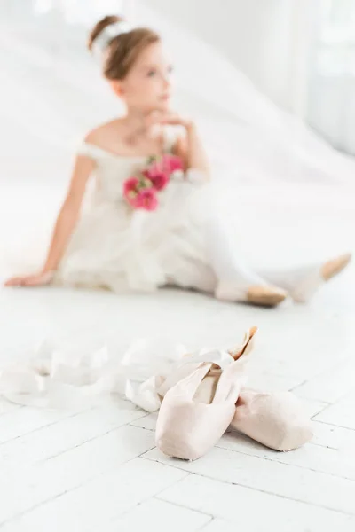 A pequena balerina em tutu branco na aula na escola de balé — Fotografia de Stock