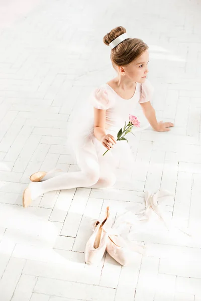 Balerina kecil di tutu putih di kelas di sekolah balet — Stok Foto