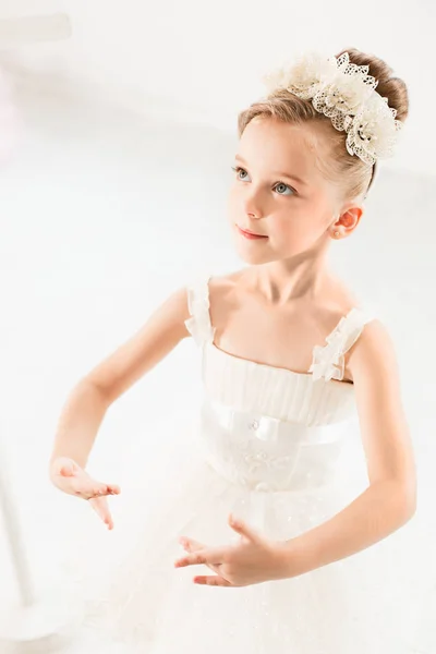 Piccola ballerina in tutù. Adorabile bambino che danza balletto classico in uno studio bianco . — Foto Stock