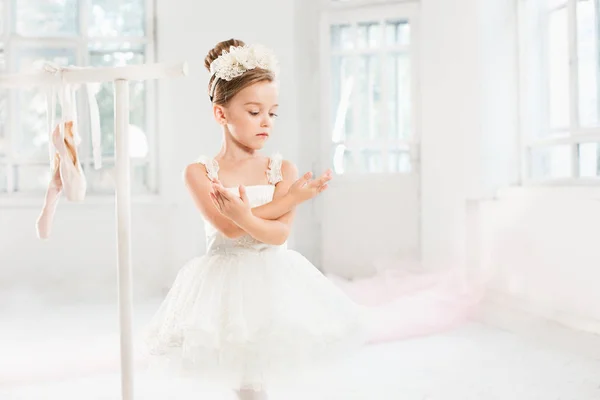 Pequeña bailarina en un tutú. Adorable ballet clásico de danza infantil en un estudio blanco . —  Fotos de Stock