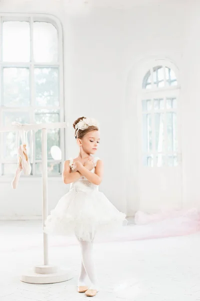Piccola ballerina in tutù. Adorabile bambino che danza balletto classico in uno studio bianco . — Foto Stock
